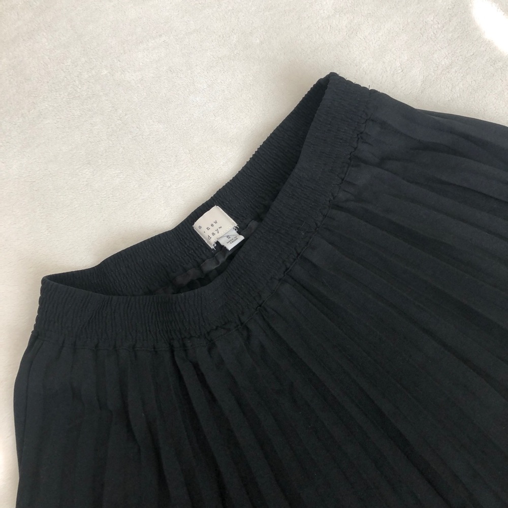 Pleated midi skirt - Picture 3 of 7